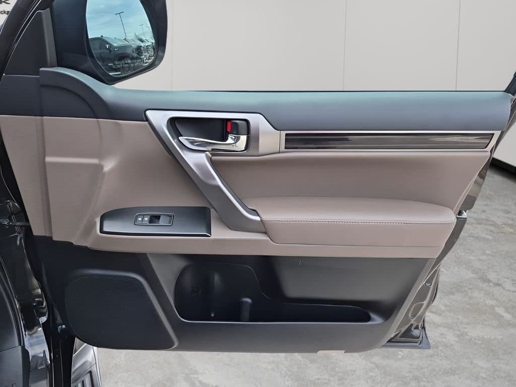 2022 Lexus GX - Image 13