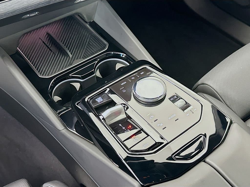 2025 BMW 5 Series - Image 17