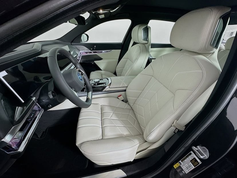 2025 BMW i7 - Image 16