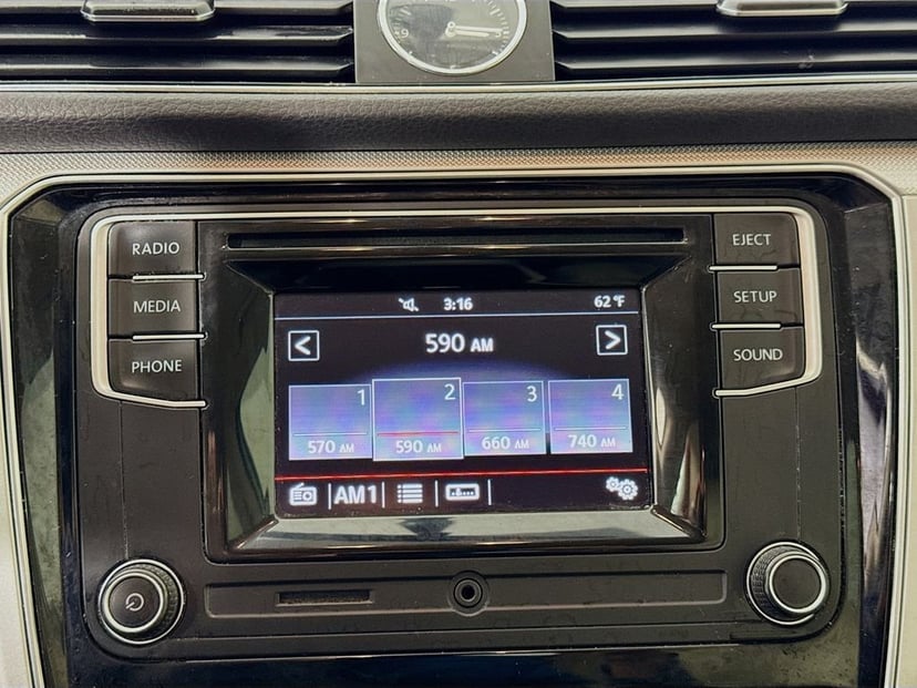 2017 Volkswagen Passat - Image 17