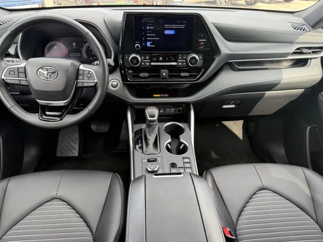 2025 Toyota Highlander - Image 17