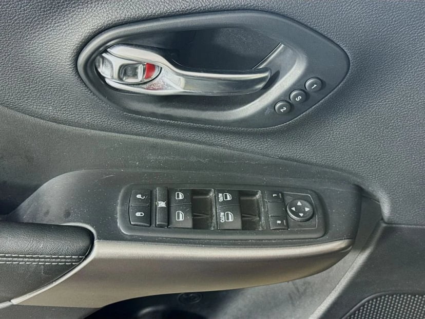 2019 Jeep Cherokee - Image 16
