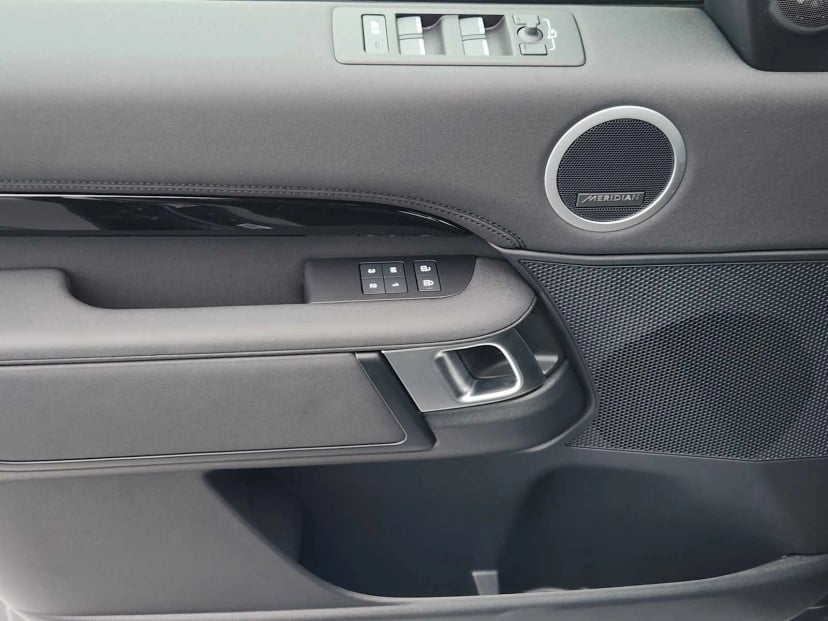 2025 Land Rover Discovery - Image 22