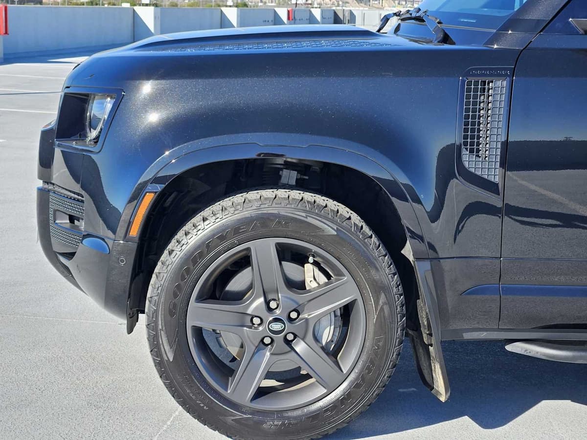 2023 Land Rover Defender - Image 9