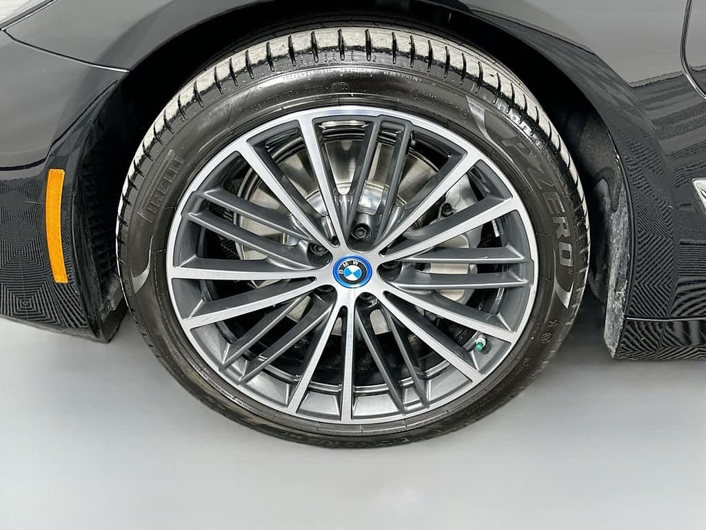 2023 BMW 5 Series - Image 32
