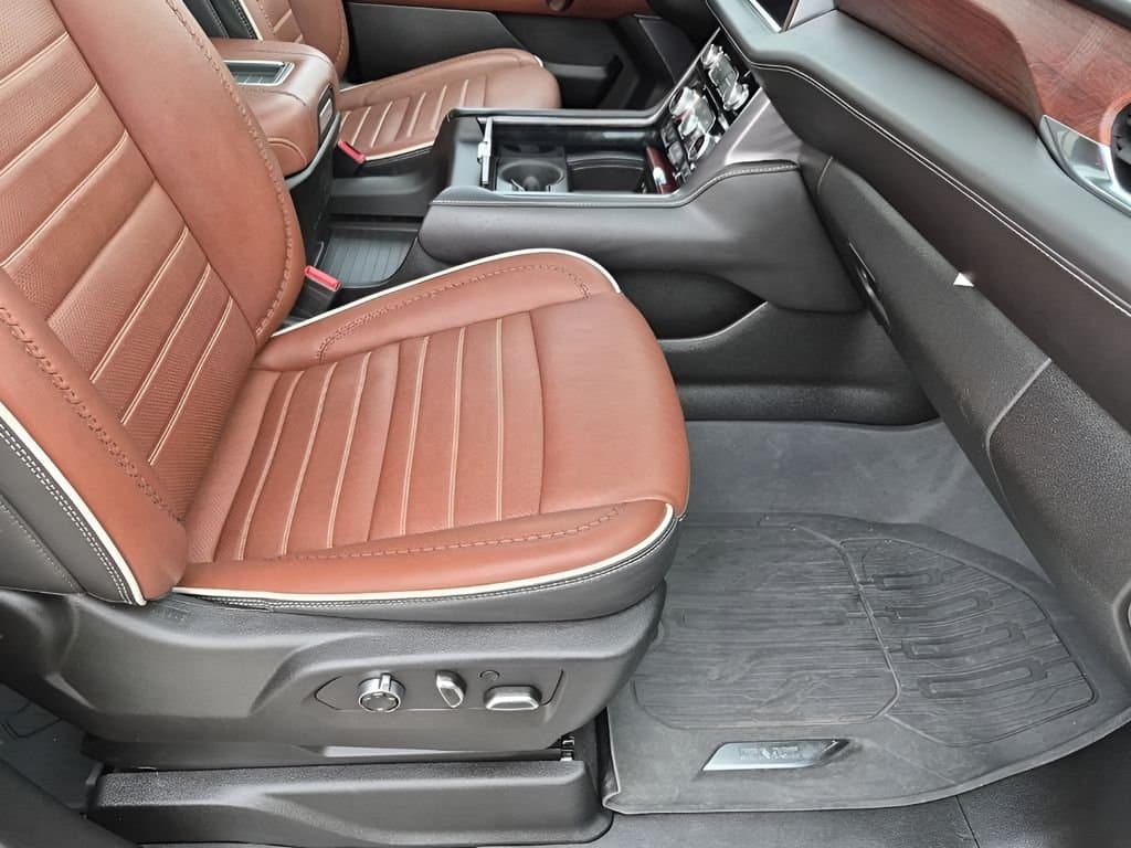 2023 GMC Yukon XL - Image 16