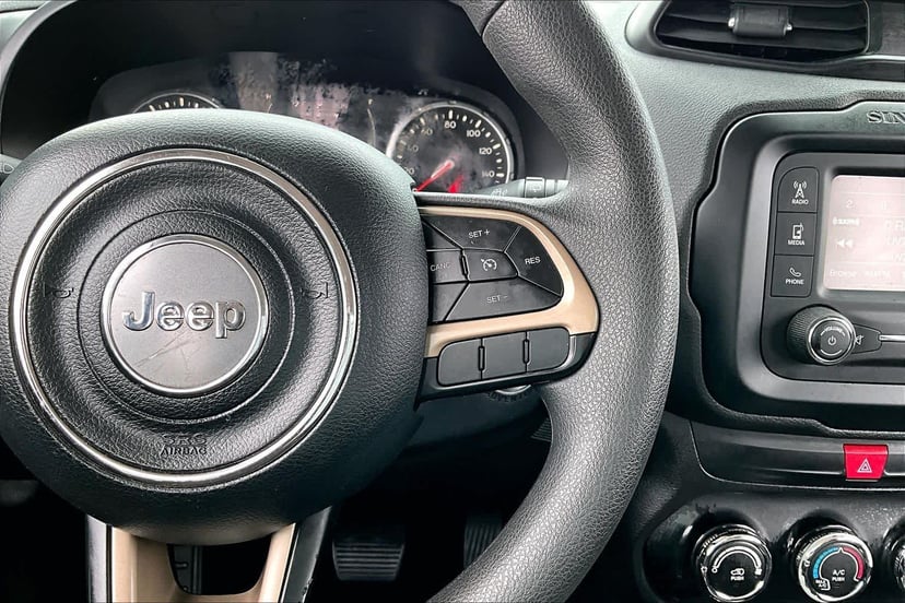 2017 Jeep Renegade - Image 25