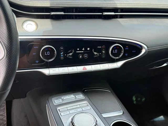2023 Genesis GV70 - Image 21