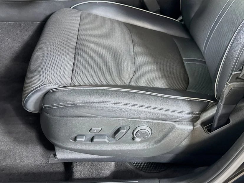 2022 Genesis GV70 - Image 23