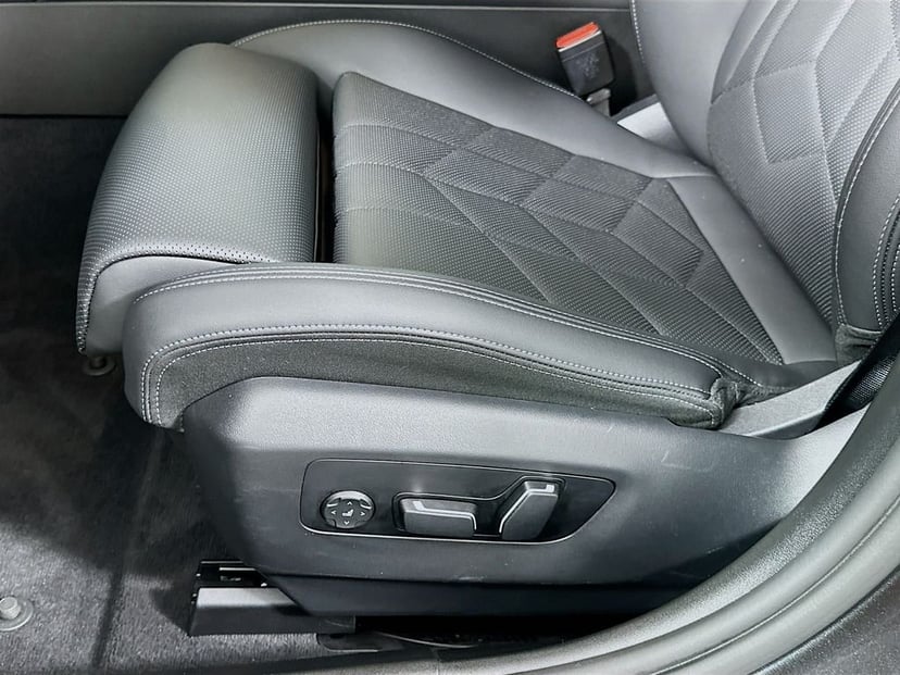 2025 BMW 5 Series - Image 20