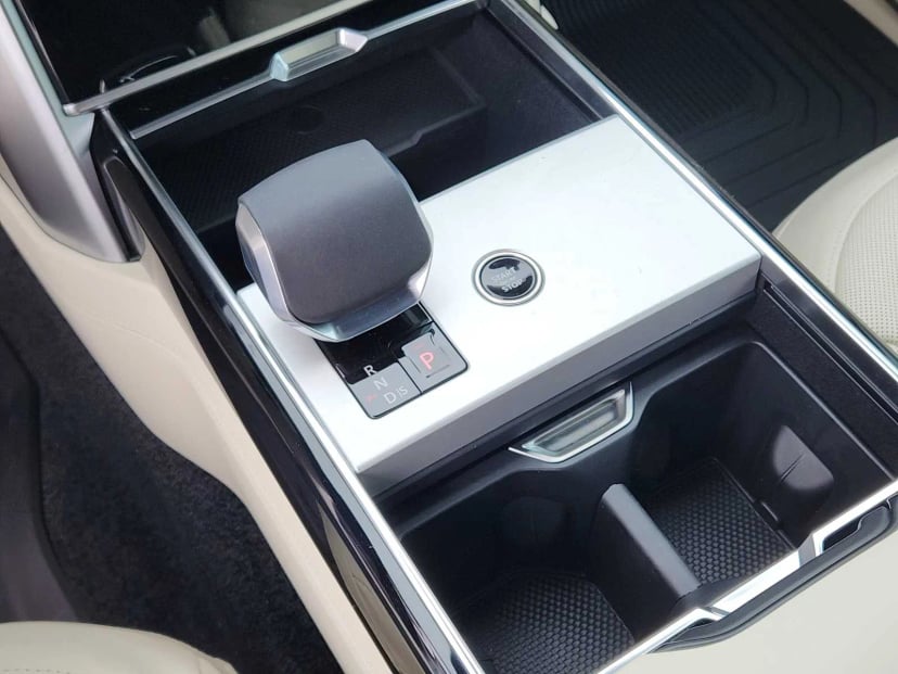 2026 LAND ROVER Range Rover - Image 17