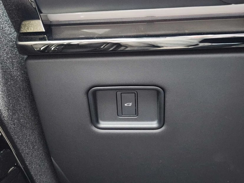 2025 Land Rover Range Rover Sport - Image 21