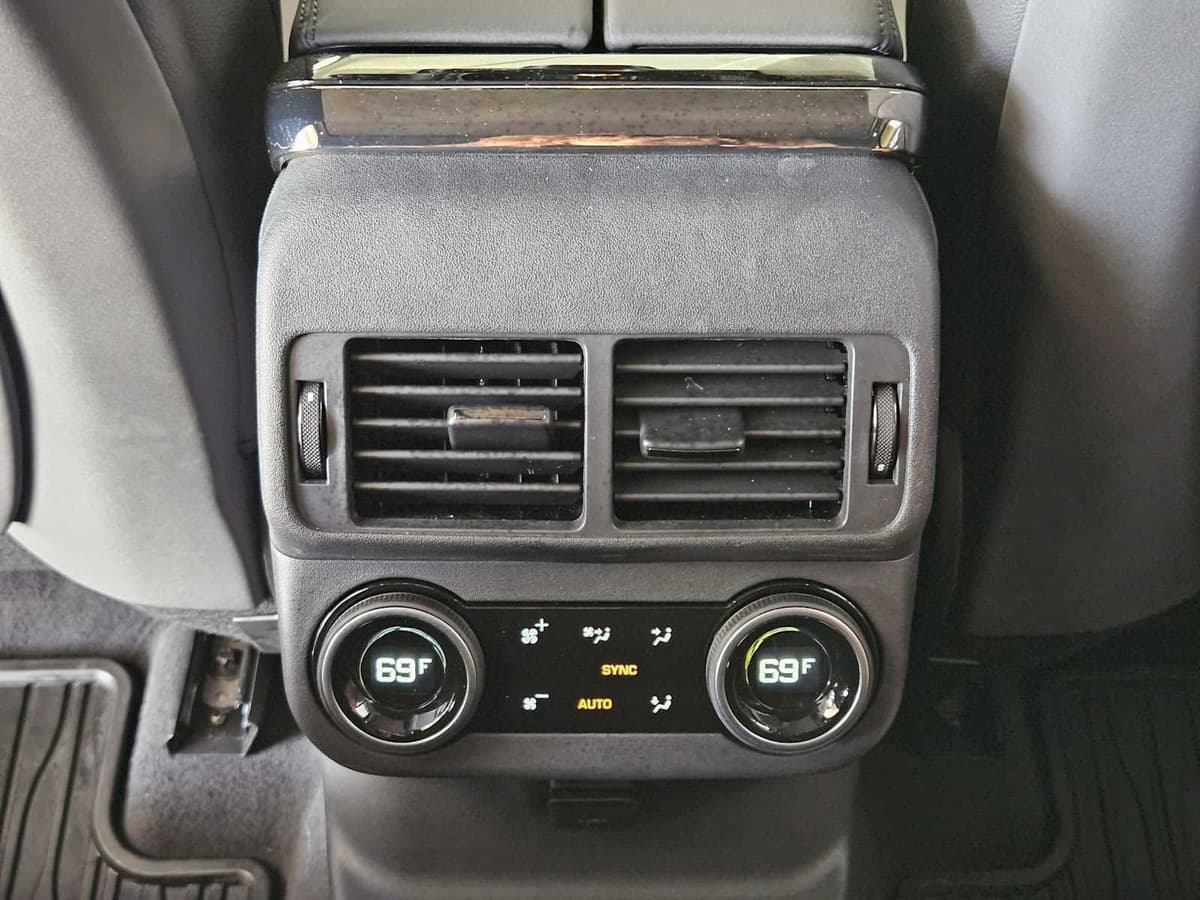 2026 Land Rover Range Rover Velar - Image 25