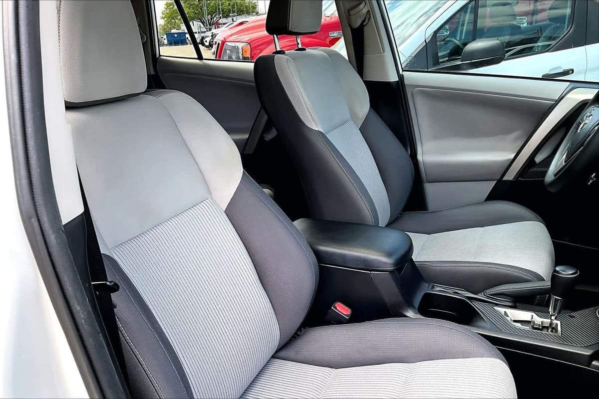 2013 Toyota RAV4 - Image 12