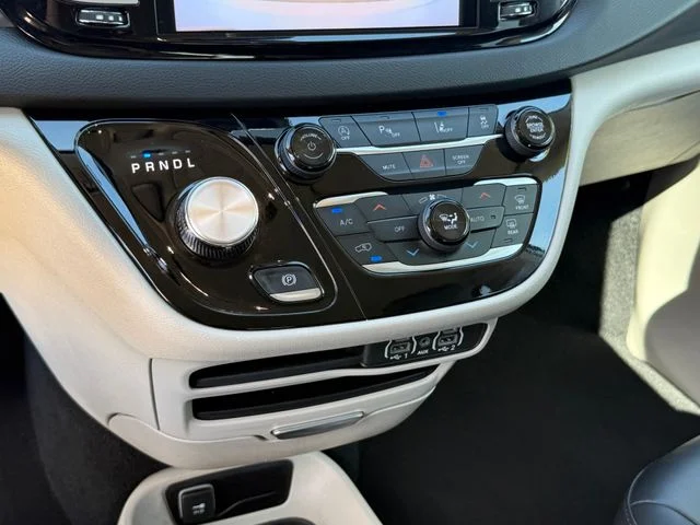 2024 Chrysler Pacifica - Image 20