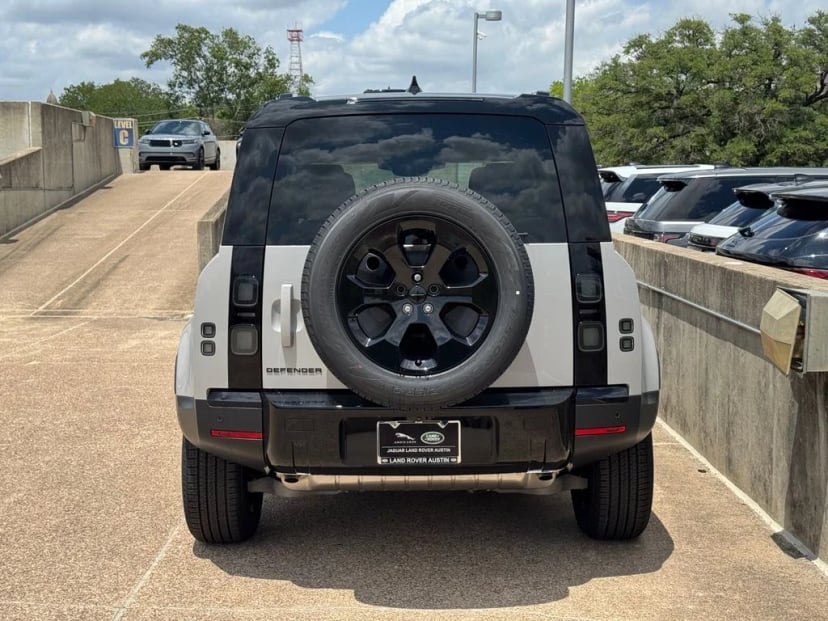 2026 Land Rover Defender 110 - Image 7