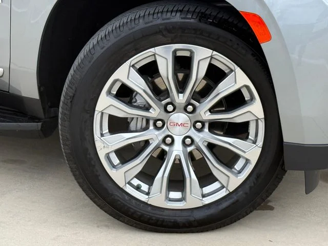 2024 GMC Yukon XL - Image 2