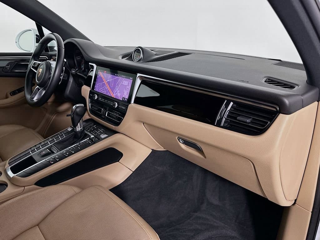 2020 Porsche Macan - Image 30