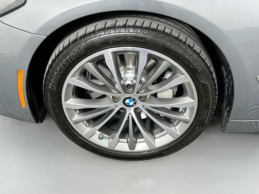 2023 BMW 5 Series - Image 32