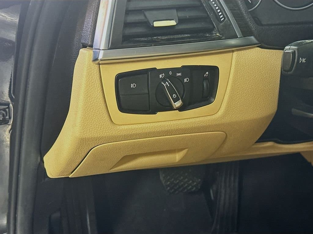 2017 BMW 3 - Image 12