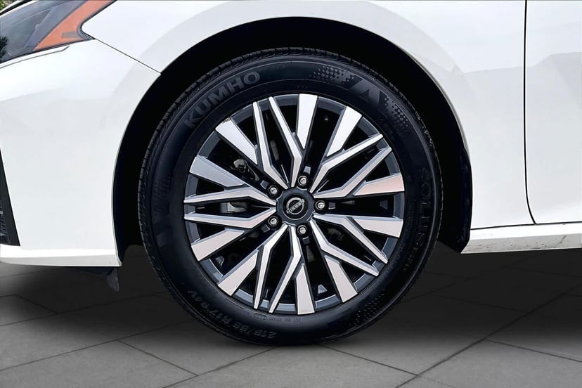 2025 Nissan Altima - Image 11