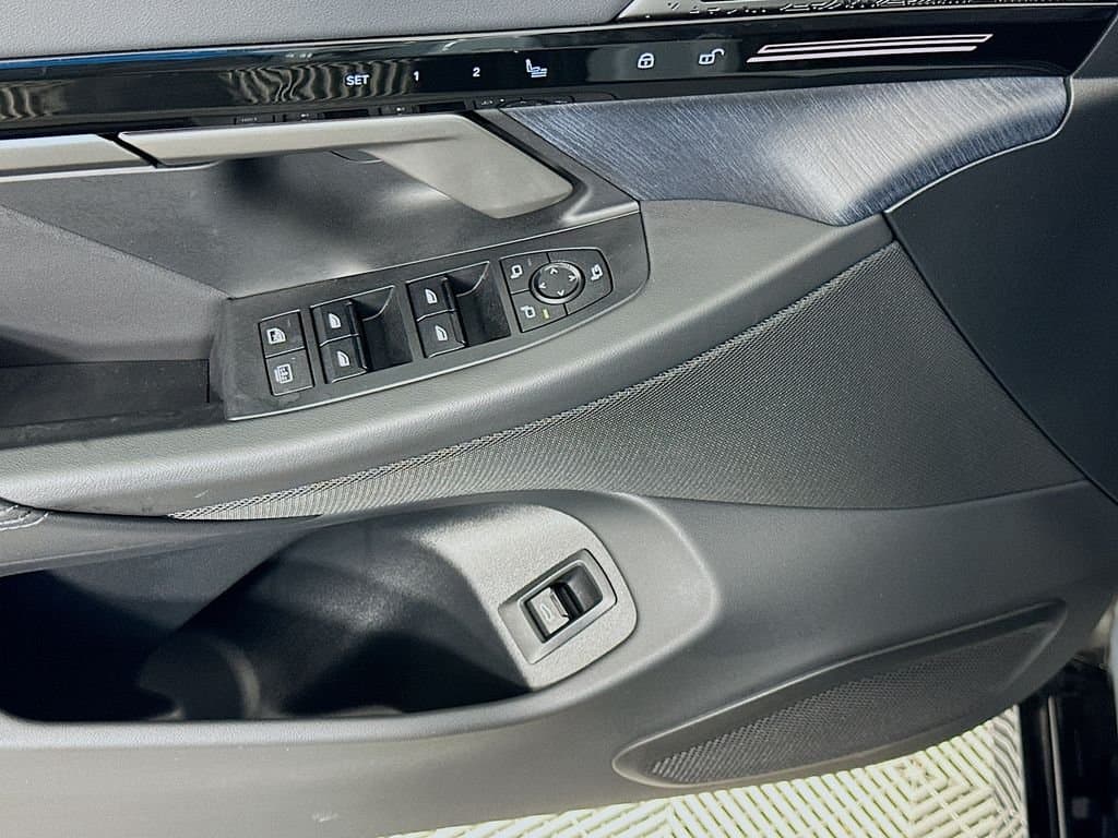 2025 BMW 5 Series - Image 18