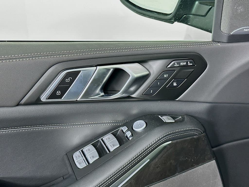 2025 BMW X7 - Image 20