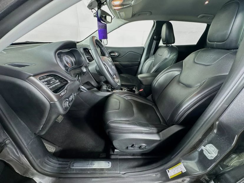 2019 Jeep Cherokee - Image 19