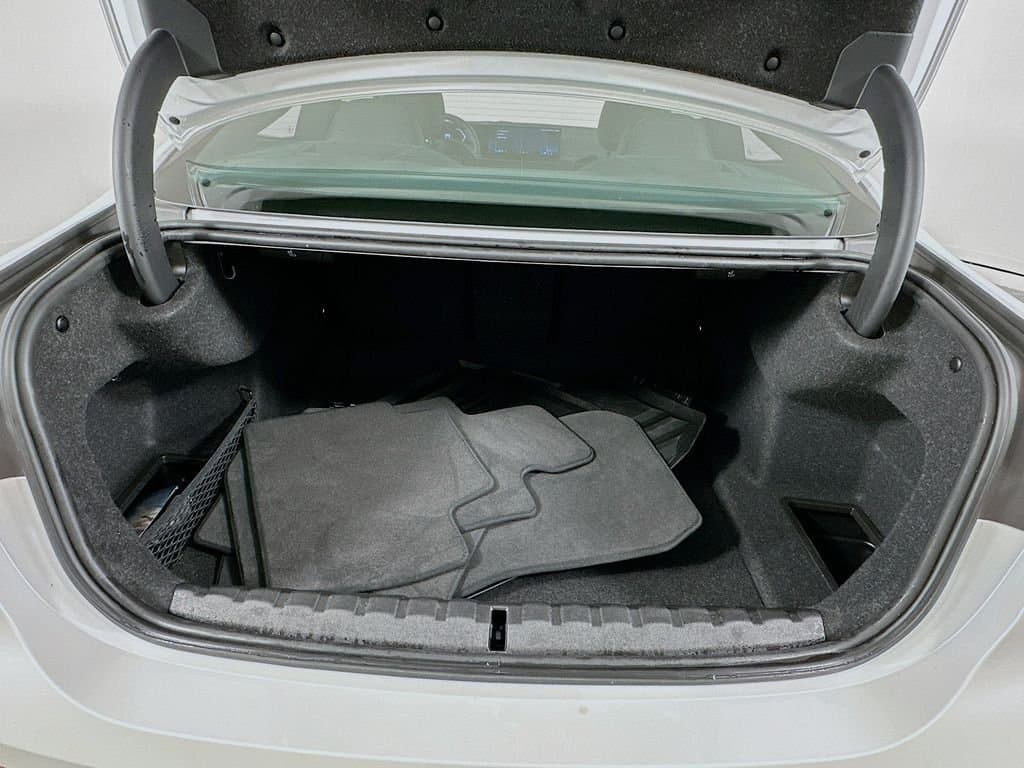 2025 BMW 4 Series - Image 27