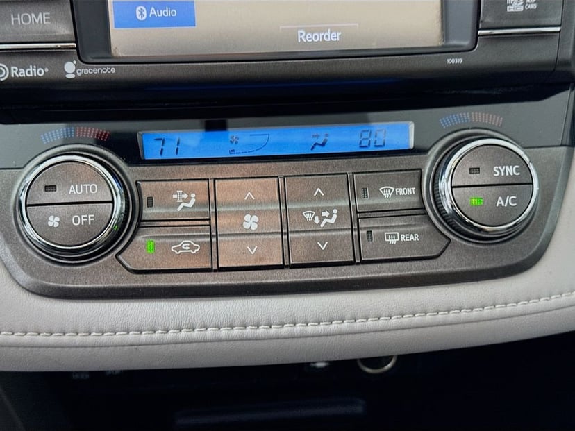 2015 Toyota RAV4 - Image 18