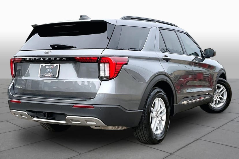 2025 Ford Explorer - Image 12