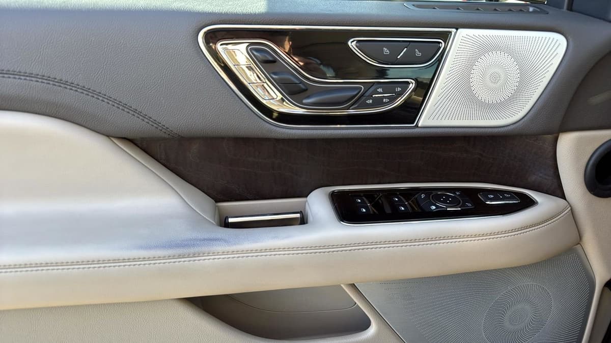 2023 Lincoln Navigator L - Image 12