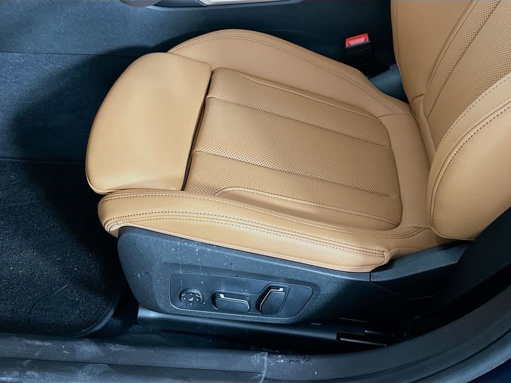 2025 BMW 3 Series - Image 21