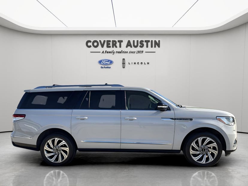 2023 Lincoln Navigator L - Image 6
