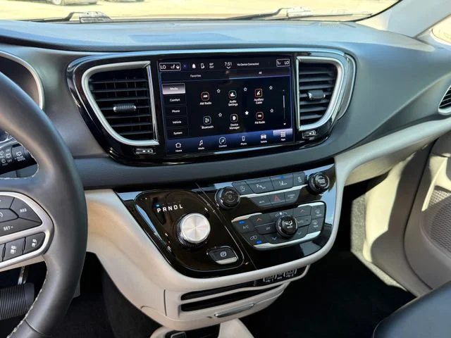 2024 Chrysler Pacifica - Image 16
