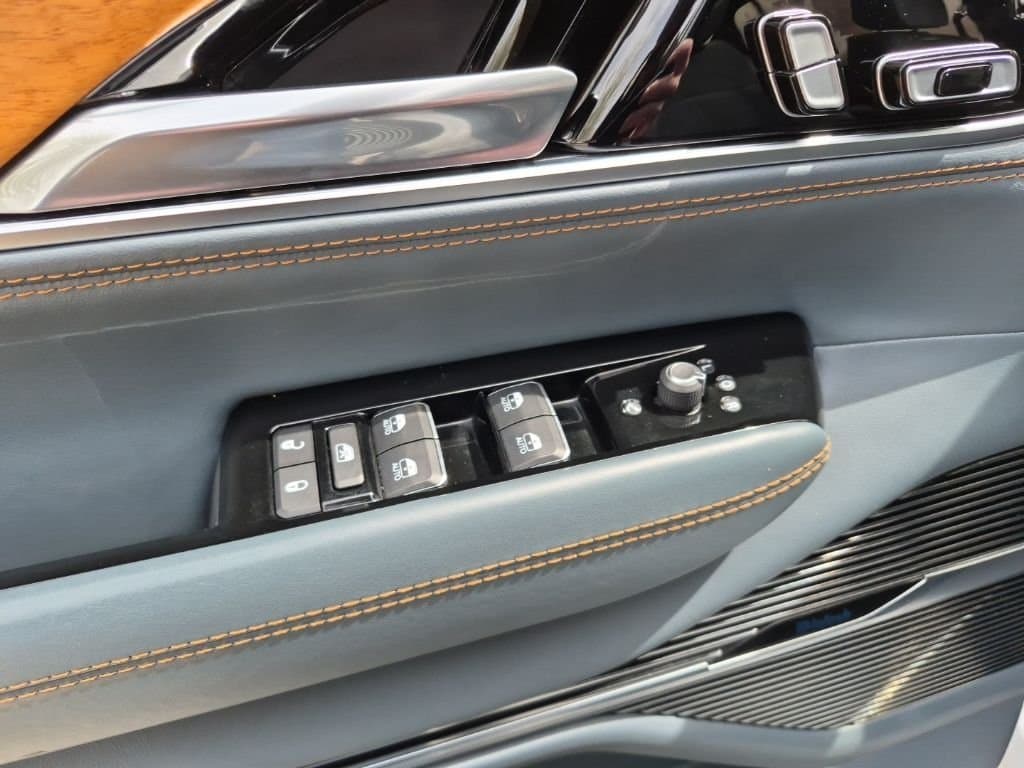 2022 Jeep Grand Wagoneer - Image 30