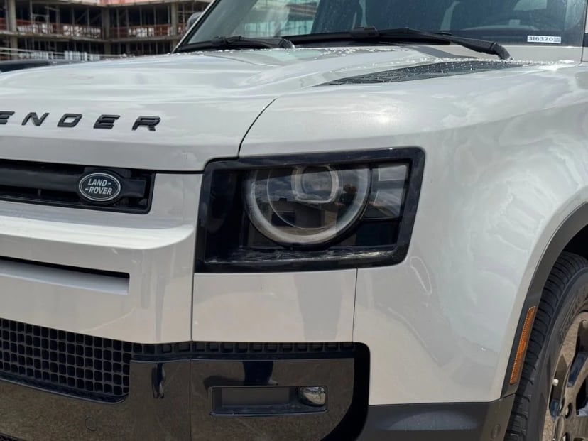 2026 Land Rover Defender 110 - Image 4
