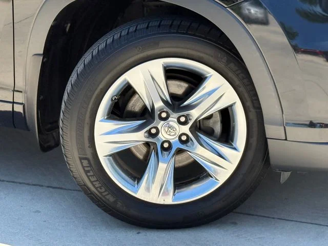 2015 Toyota Highlander - Image 2