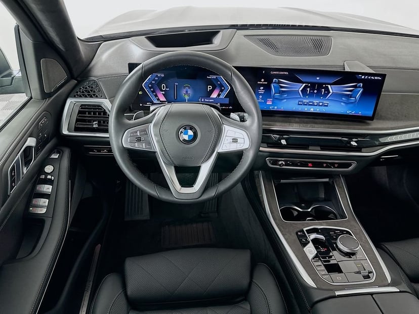 2025 BMW X7 - Image 23