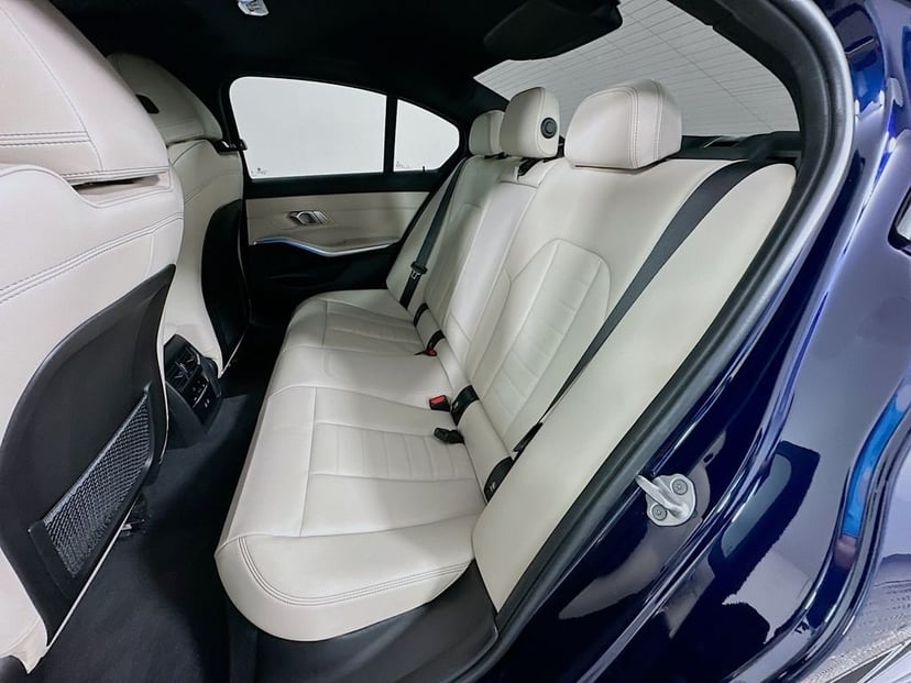 2023 BMW 3 Series - Image 25