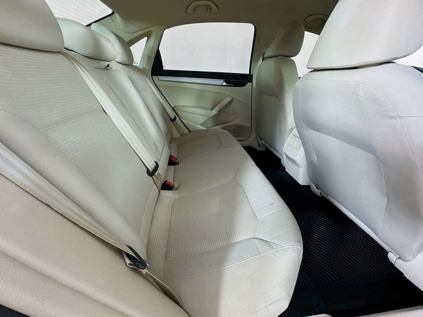 2017 Volkswagen Passat - Image 31
