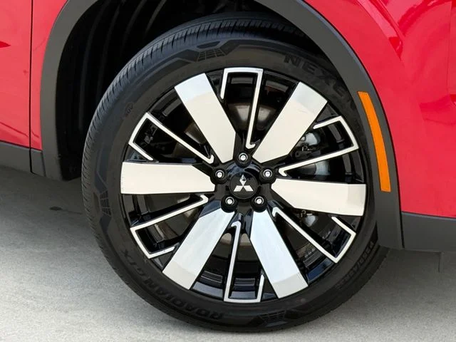2025 Mitsubishi Outlander - Image 2