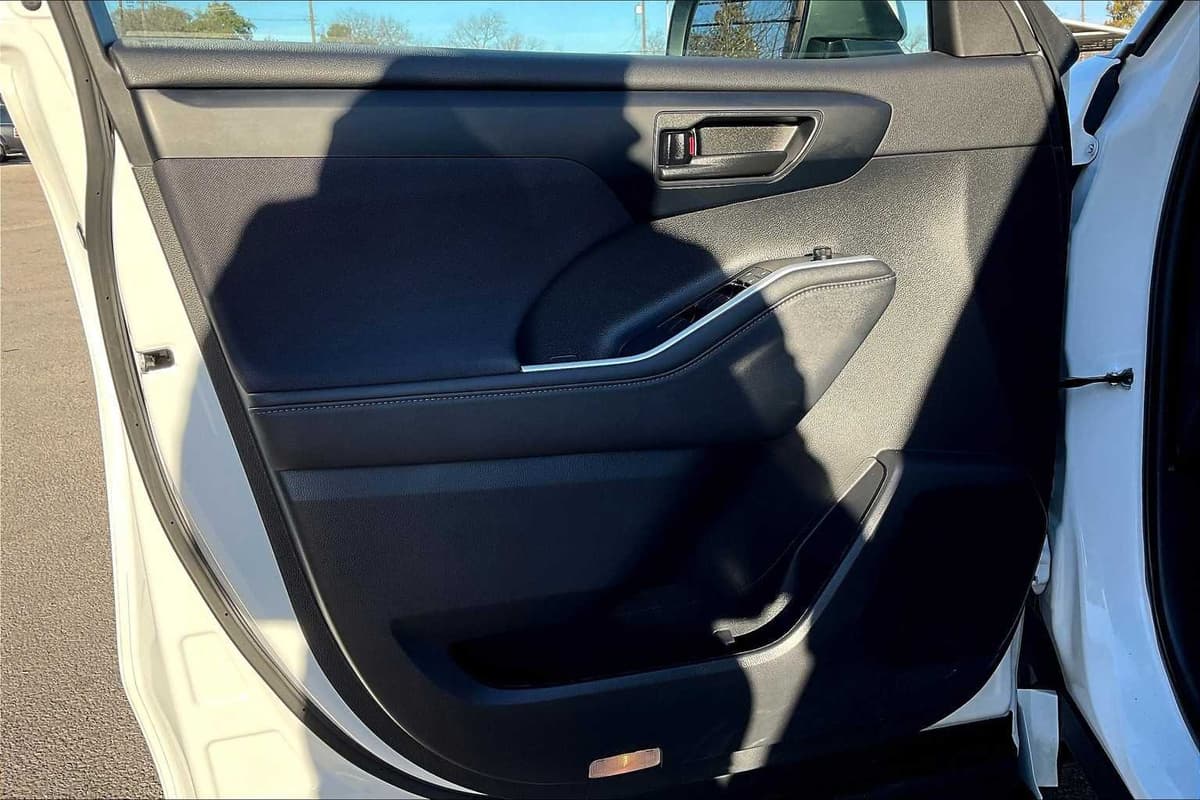 2023 Toyota Highlander - Image 20