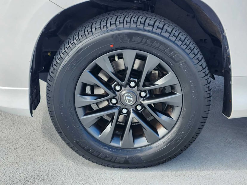 2023 Lexus GX 460 - Image 6