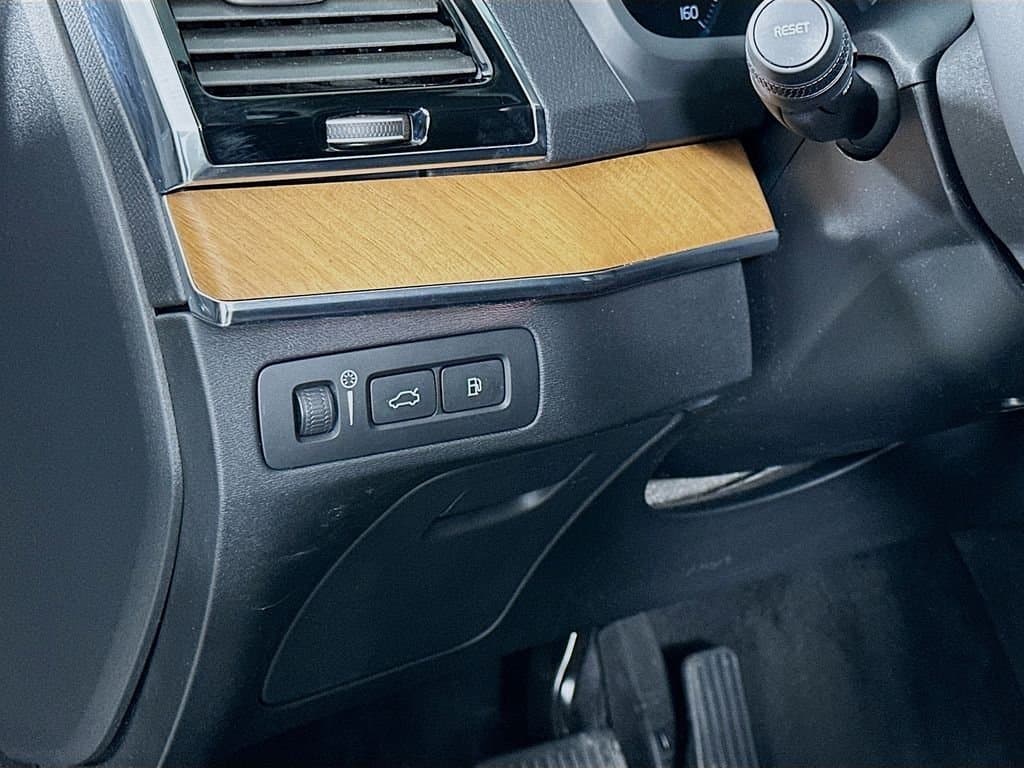 2022 Volvo XC90 Recharge Plug-In Hybrid - Image 10