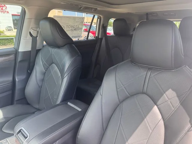 2026 Toyota Highlander Hybrid - Image 11
