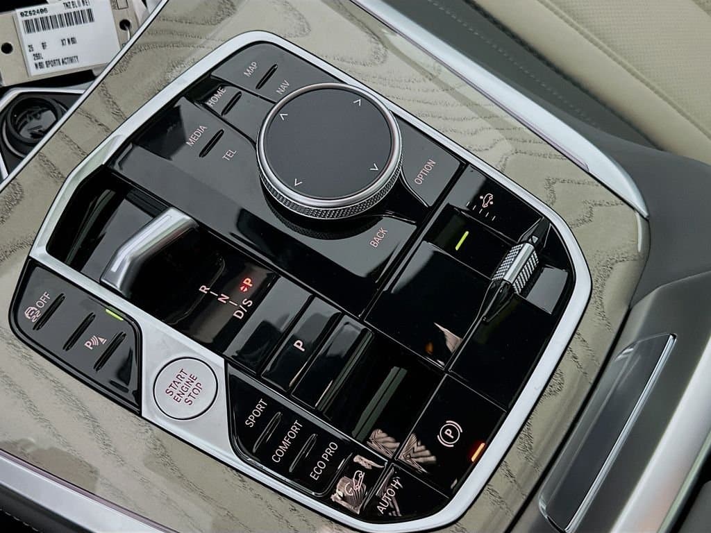 2025 BMW X7 - Image 15