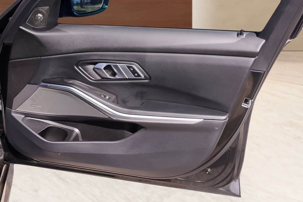 2023 BMW 3 Series - Image 29