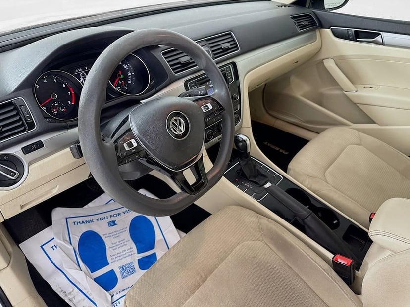 2017 Volkswagen Passat - Image 10