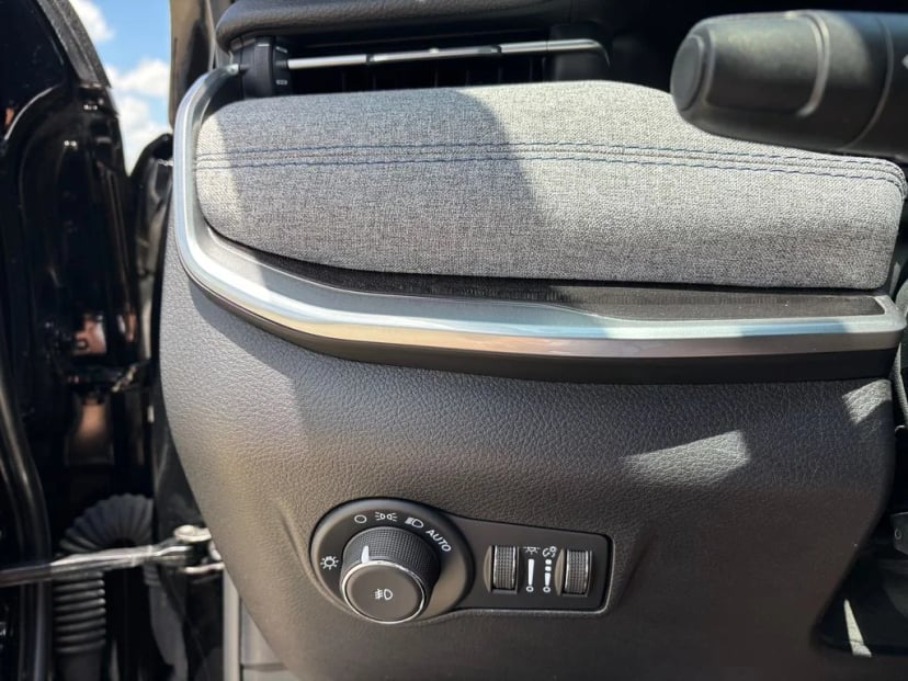 2025 Jeep Compass - Image 18
